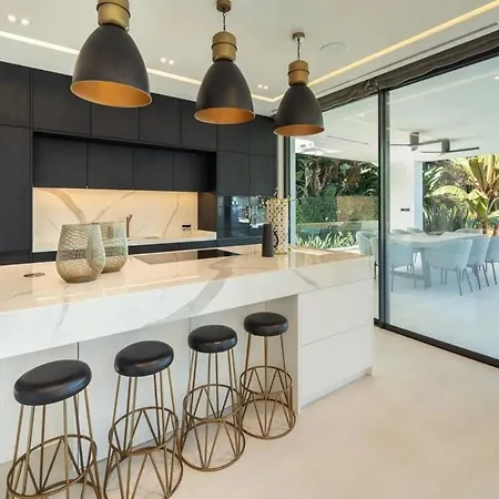 Luxury 6 Bedroom Holiday home *