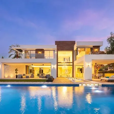 Luxury 6 Bedroom *